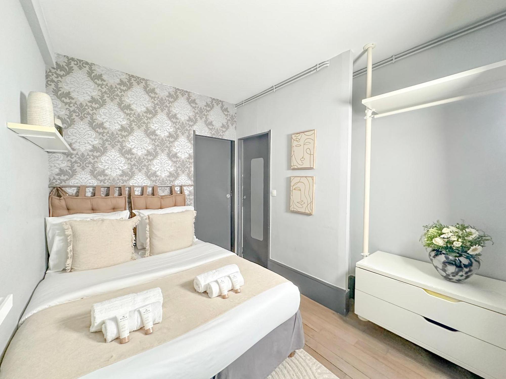Stunning Apartment Near Eiffel Tower Париж Экстерьер фото
