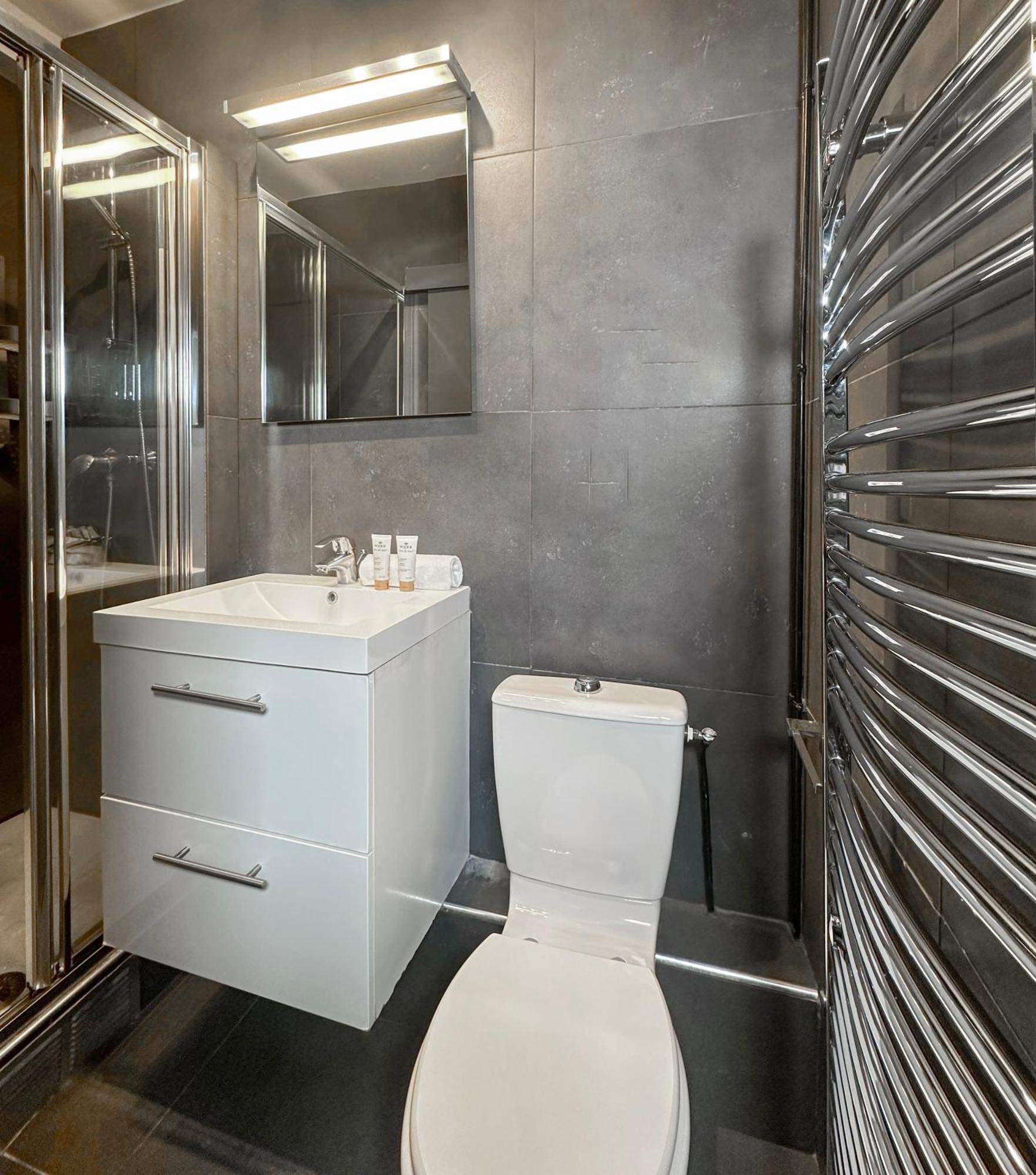 Stunning Apartment Near Eiffel Tower Париж Экстерьер фото